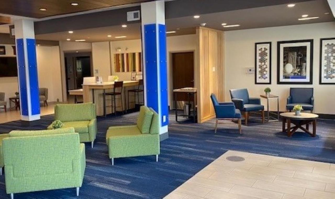 Holiday Inn Express & Suites Warrensburg North By Ihg Exterior foto